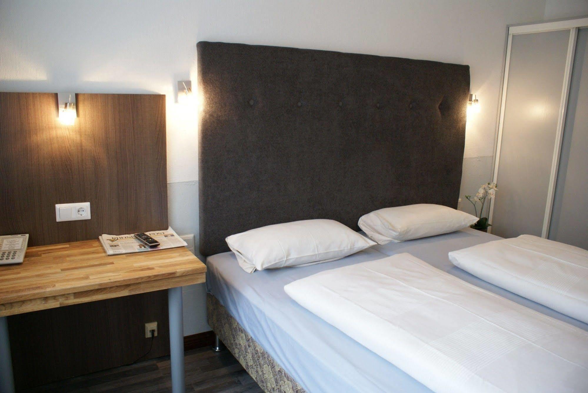 Bahn-hotel Dusseldorf